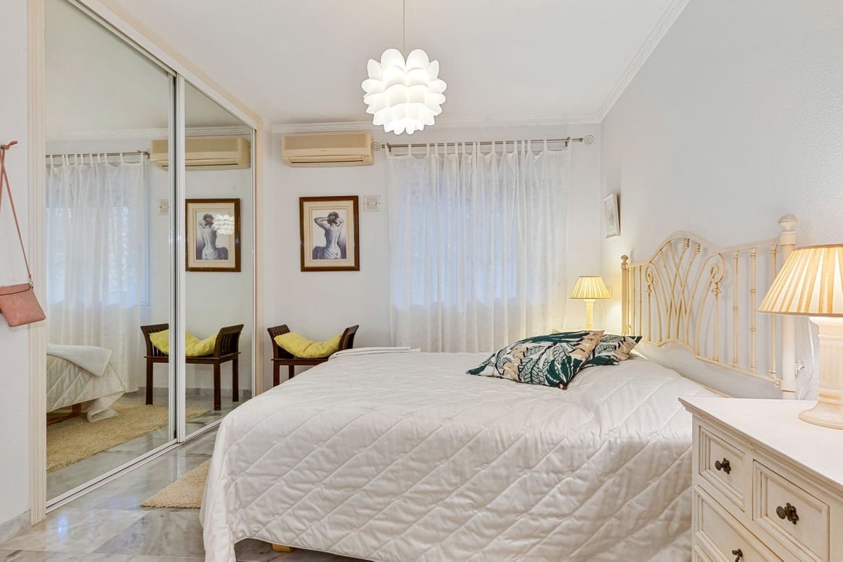 2 bedroom Apartment for sale in Fuengirola with pool garage - € 369,000 (Ref: 9684345)