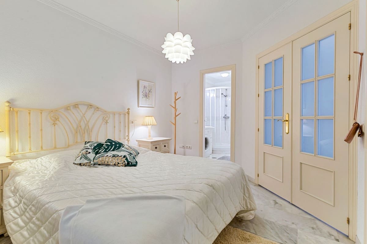 2 bedroom Apartment for sale in Fuengirola with pool garage - € 369,000 (Ref: 9684345)