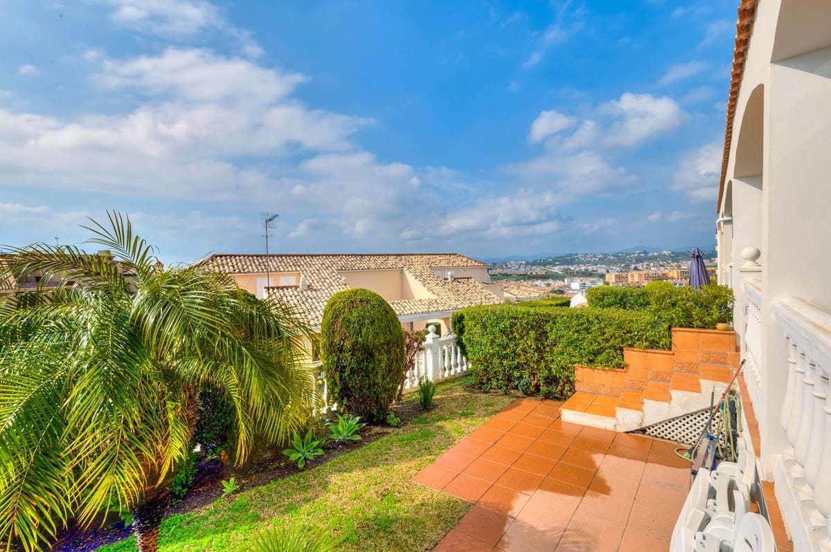 2 bedroom Apartment for sale in Fuengirola with pool garage - € 369,000 (Ref: 9684345)