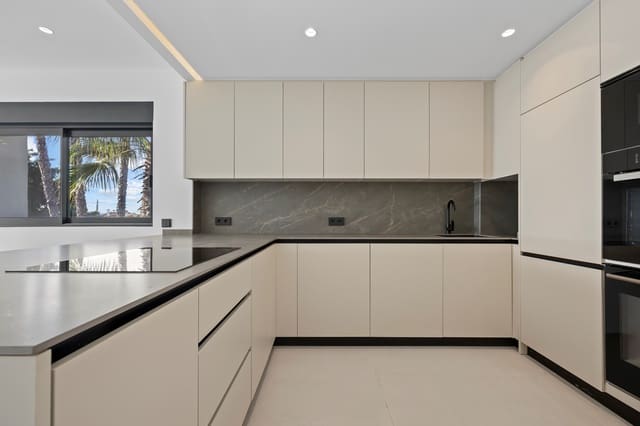 4 Zimmer Apartment zu verkaufen in El Paraiso, Estepona mit Pool Garage - 890.000 € (Ref: 10011986)