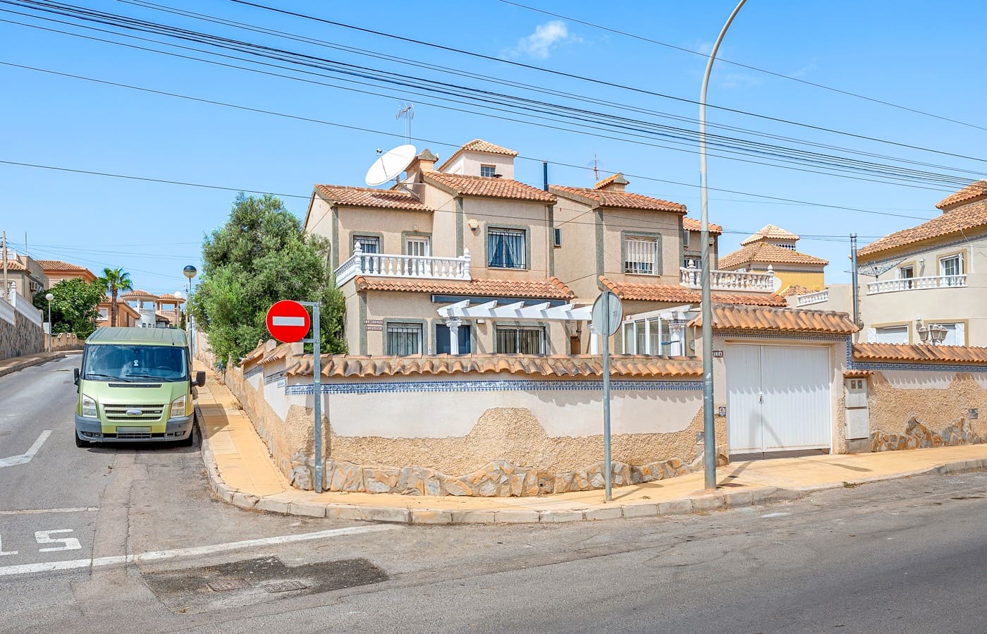 3 bedroom Villa for sale in Villamartin with pool - € 229,000 (Ref: 10020009)