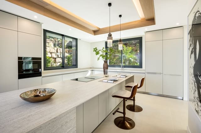 8 soverom Villa til salgs i Río Real, Marbella med svømmebasseng garasje - € 4 950 000 (Ref: 10033507)