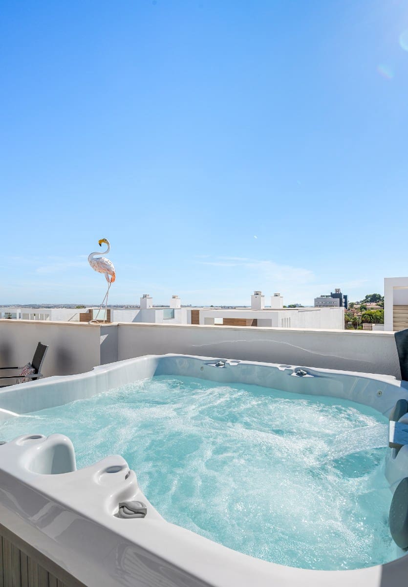 2 soverom Leilighet til salgs i Torrevieja med svømmebasseng garasje - € 295 000 (Ref: 10080024)