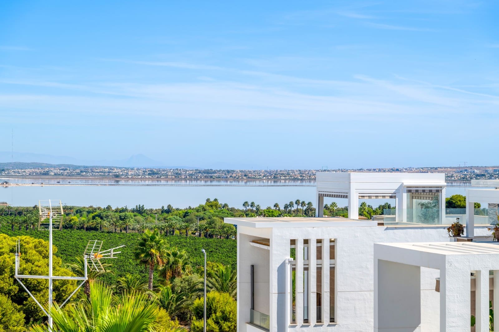 2 soverom Leilighet til salgs i Torrevieja med svømmebasseng garasje - € 295 000 (Ref: 10080024)