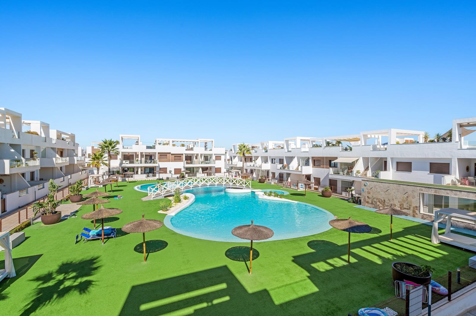 2 soverom Leilighet til salgs i Torrevieja med svømmebasseng garasje - € 295 000 (Ref: 10080024)