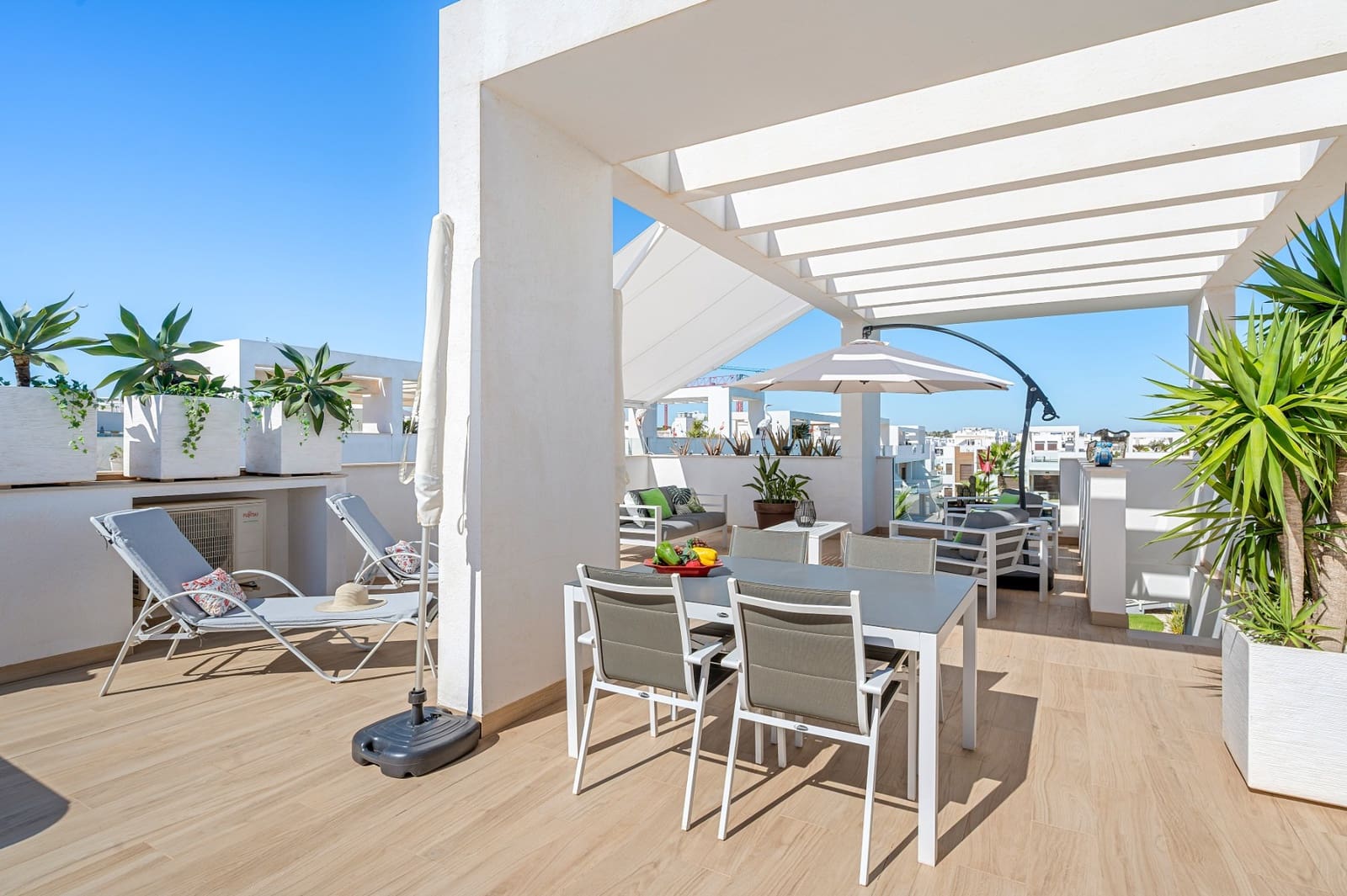 2 soverom Leilighet til salgs i Torrevieja med svømmebasseng garasje - € 295 000 (Ref: 10080024)