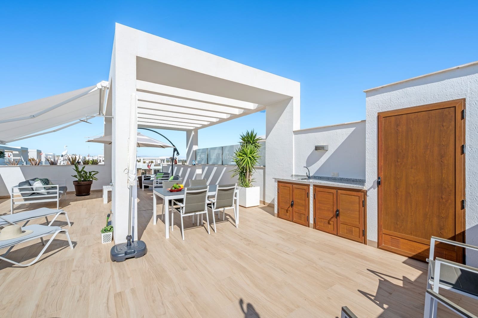 2 soverom Leilighet til salgs i Torrevieja med svømmebasseng garasje - € 295 000 (Ref: 10080024)