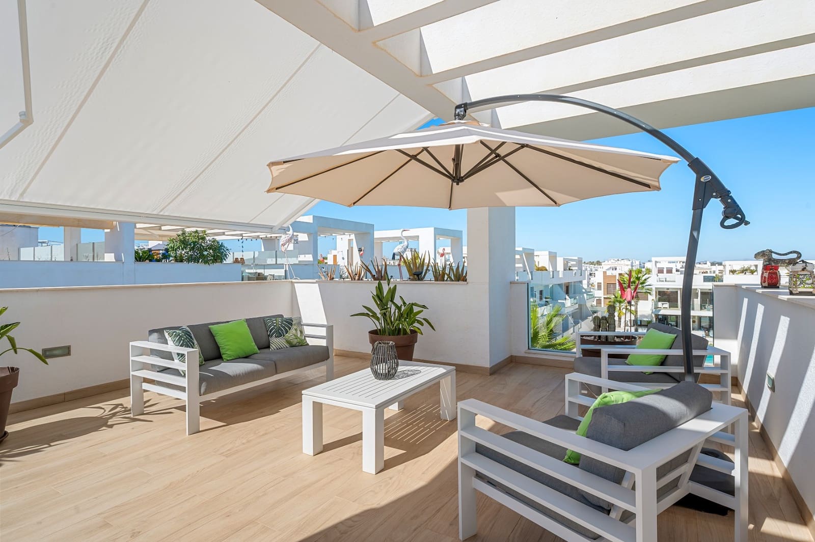 2 soverom Leilighet til salgs i Torrevieja med svømmebasseng garasje - € 295 000 (Ref: 10080024)