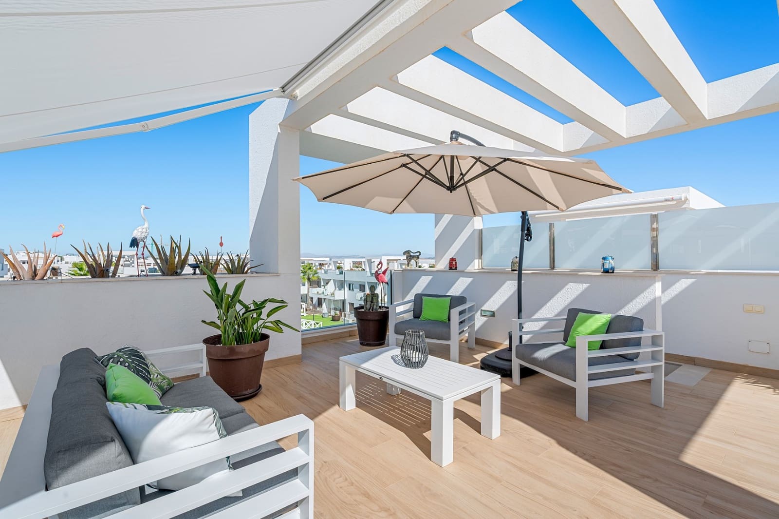 2 soverom Leilighet til salgs i Torrevieja med svømmebasseng garasje - € 295 000 (Ref: 10080024)