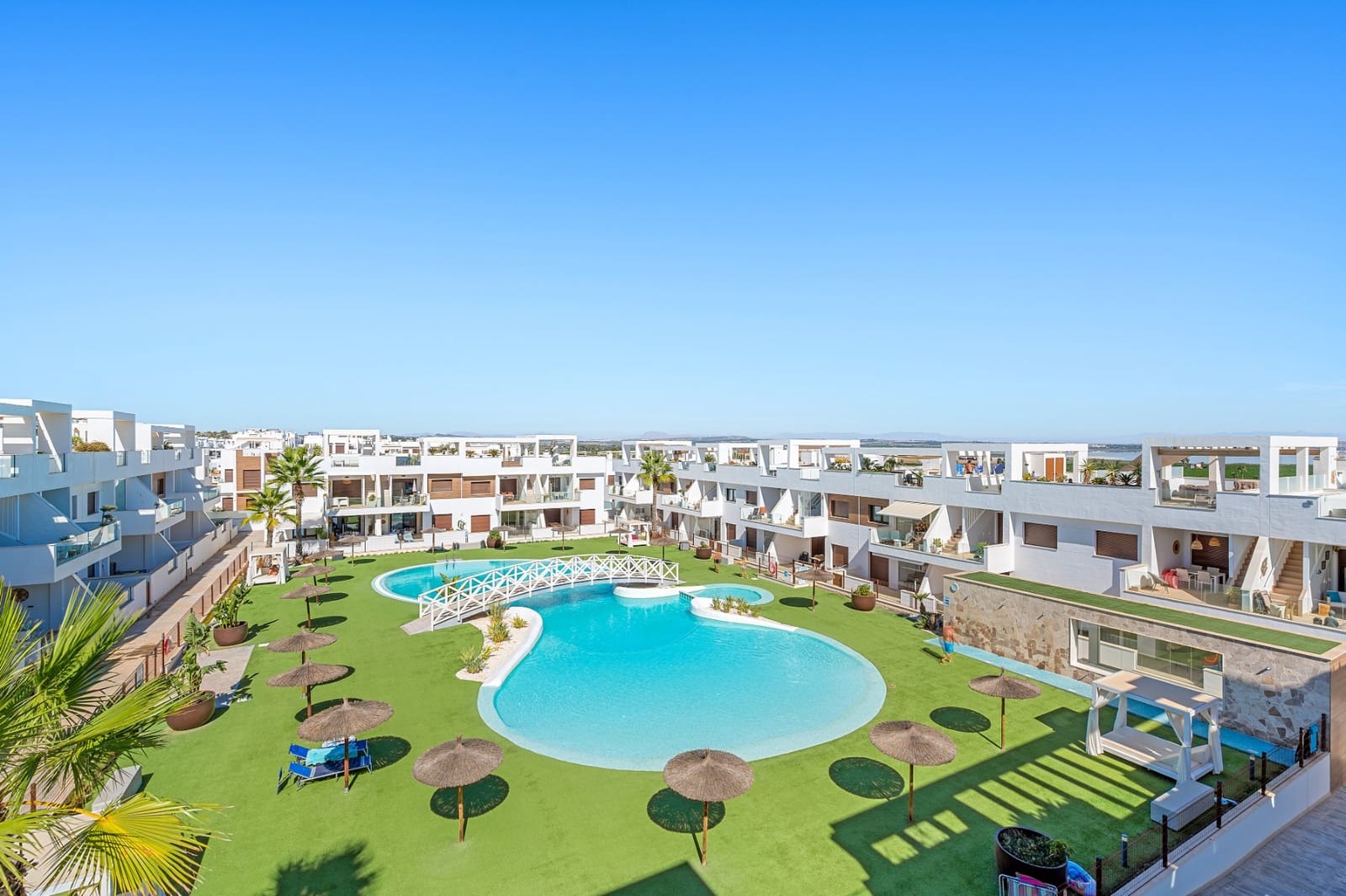 2 soverom Leilighet til salgs i Torrevieja med svømmebasseng garasje - € 295 000 (Ref: 10080024)