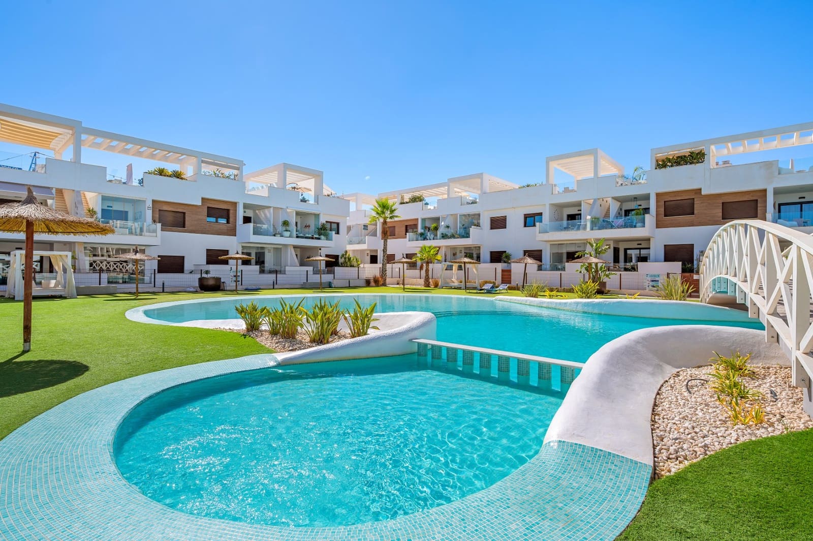 2 soverom Leilighet til salgs i Torrevieja med svømmebasseng garasje - € 295 000 (Ref: 10080024)