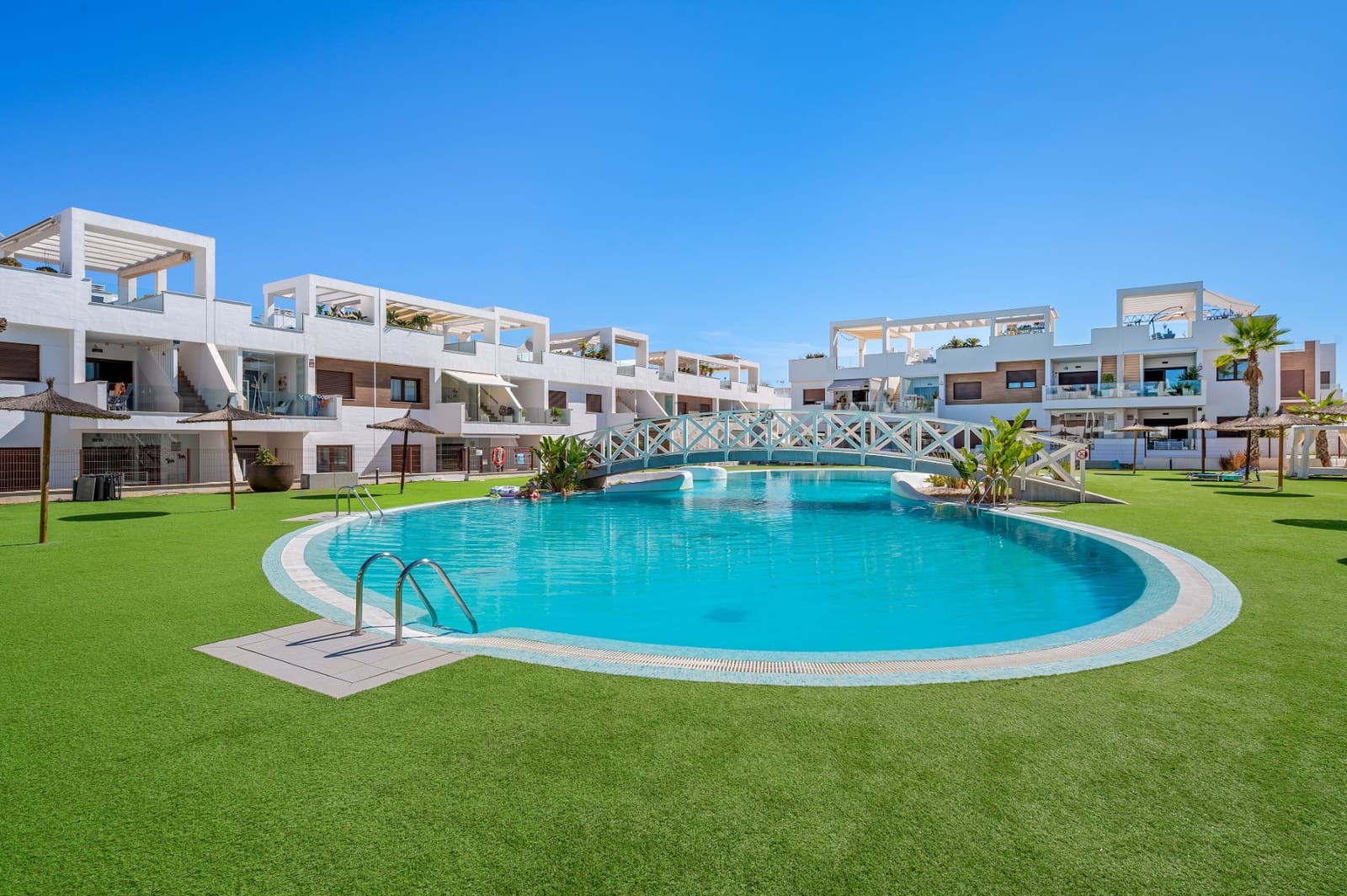 2 soverom Leilighet til salgs i Torrevieja med svømmebasseng garasje - € 295 000 (Ref: 10080024)
