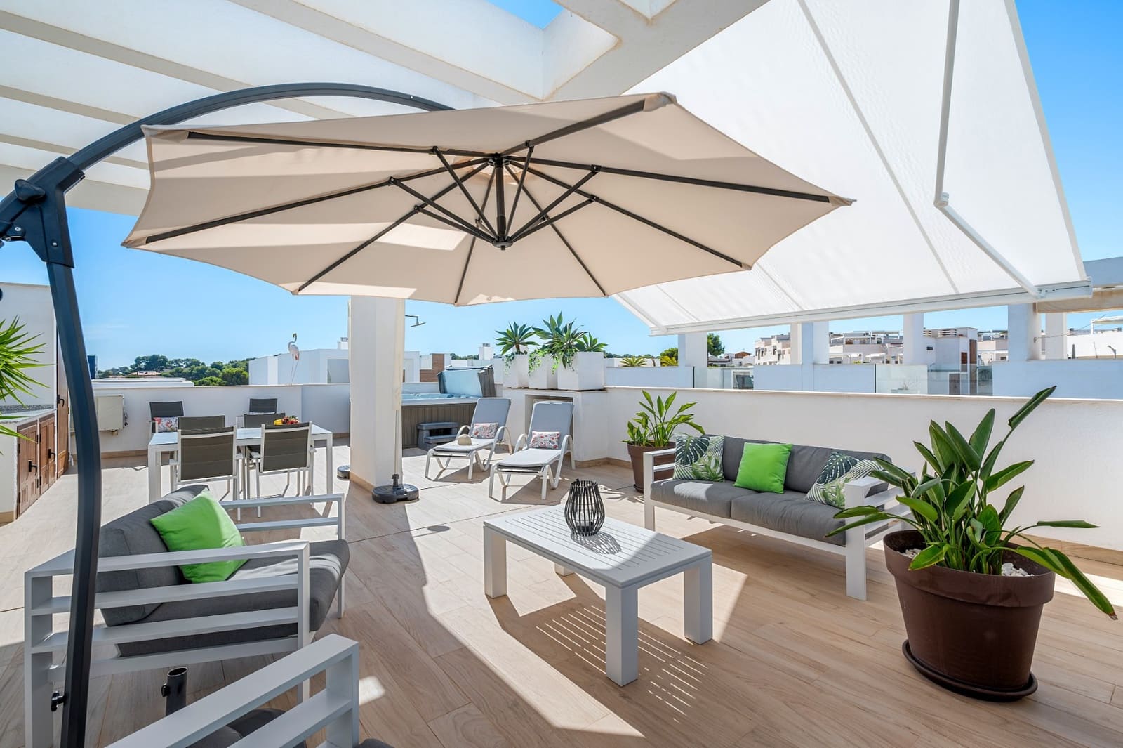 2 soverom Leilighet til salgs i Torrevieja med svømmebasseng garasje - € 295 000 (Ref: 10080024)