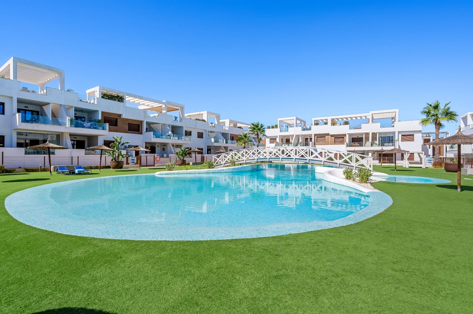 2 soverom Leilighet til salgs i Torrevieja med svømmebasseng garasje - € 295 000 (Ref: 10080024)