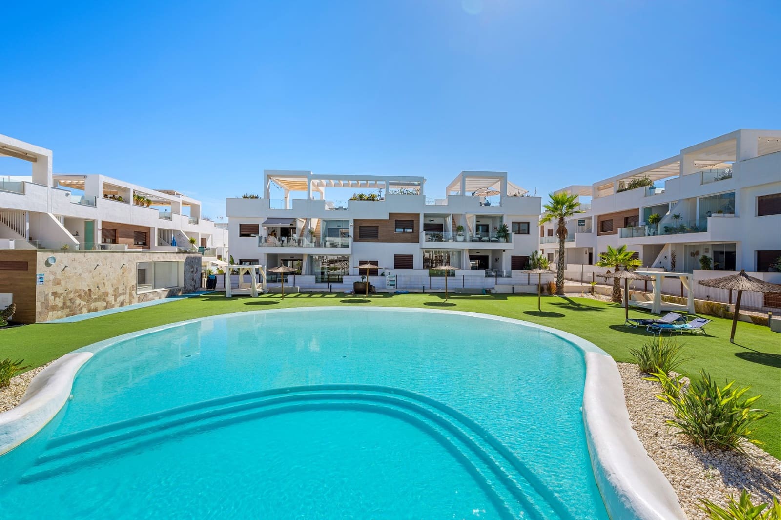 2 soverom Leilighet til salgs i Torrevieja med svømmebasseng garasje - € 295 000 (Ref: 10080024)