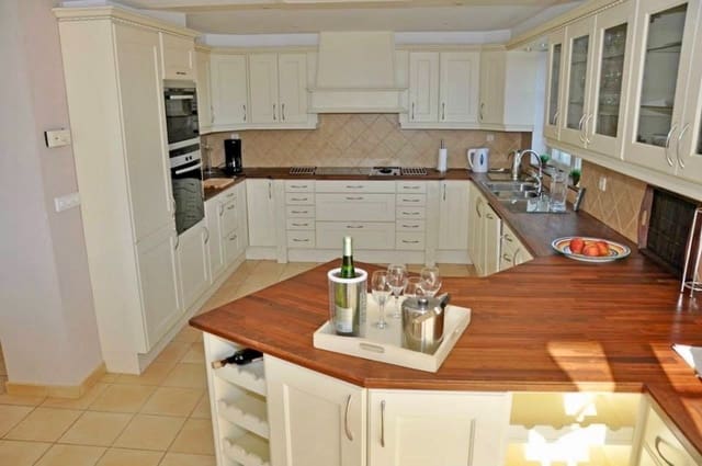 Chalet de 14 habitaciones en Escandinavia - Cautivador, Alfaz del Pi / L'Alfàs del Pi en venta con piscina - 1.300.000 € (Ref: 8650441)