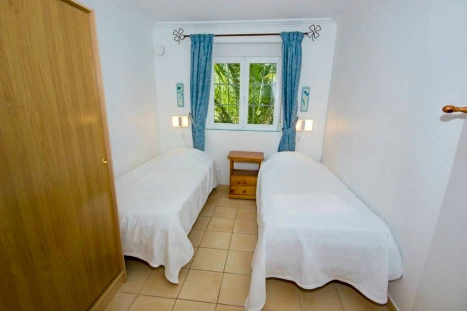 Chalet de 14 habitaciones en Alfaz del Pi / L'Alfàs del Pi en venta con piscina - 1.300.000 € (Ref: 8650441)