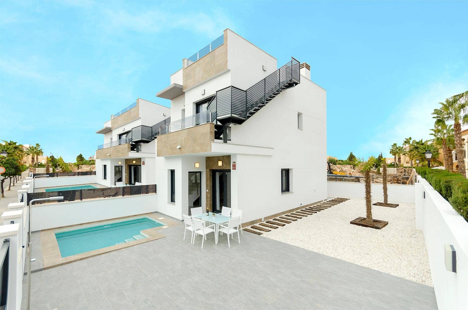3 soveværelse Villa til salg i Torrevieja med swimmingpool garage - € 385.000 (Ref: 9052728)