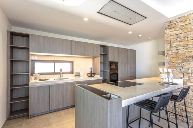 4 slaapkamer Villa te koop in El Paraíso, Benahavís met zwembad - € 1.890.000 (Ref: 9052943)