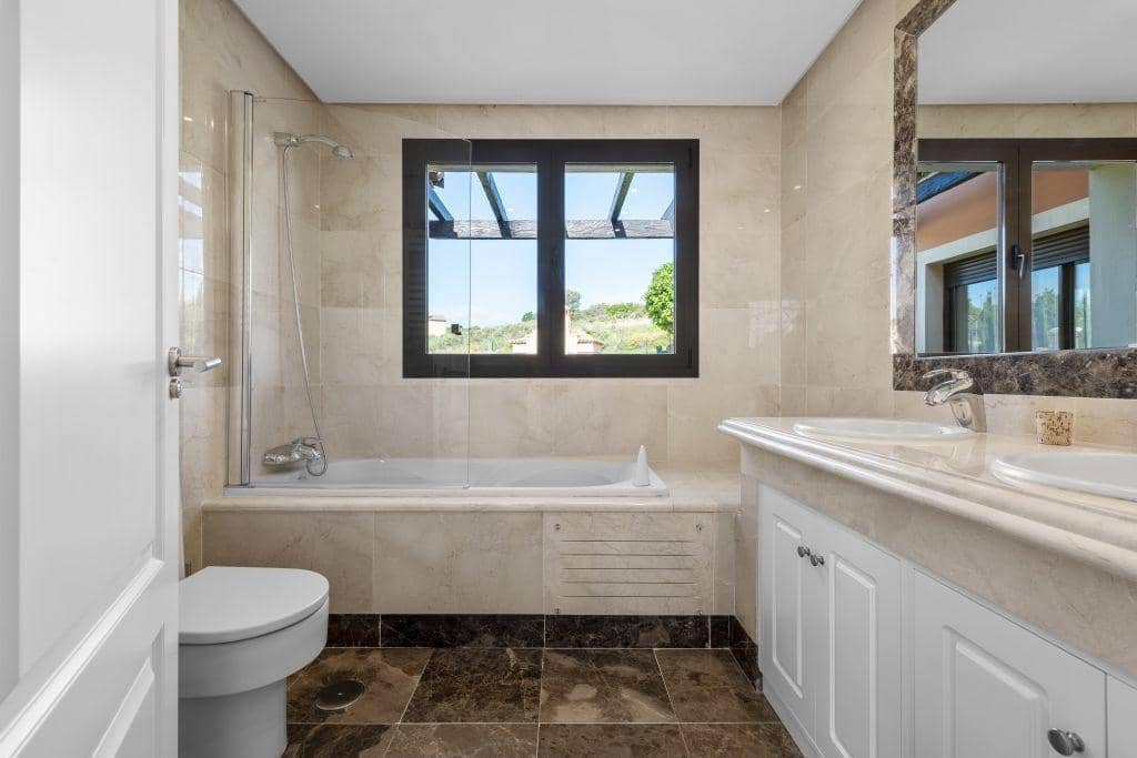 4 soveværelse Villa til salg i Estepona med swimmingpool garage - € 718.693 (Ref: 9053471)