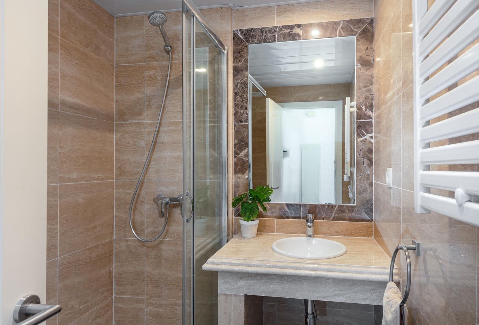 4 soveværelse Villa til salg i Estepona med swimmingpool garage - € 718.693 (Ref: 9053471)