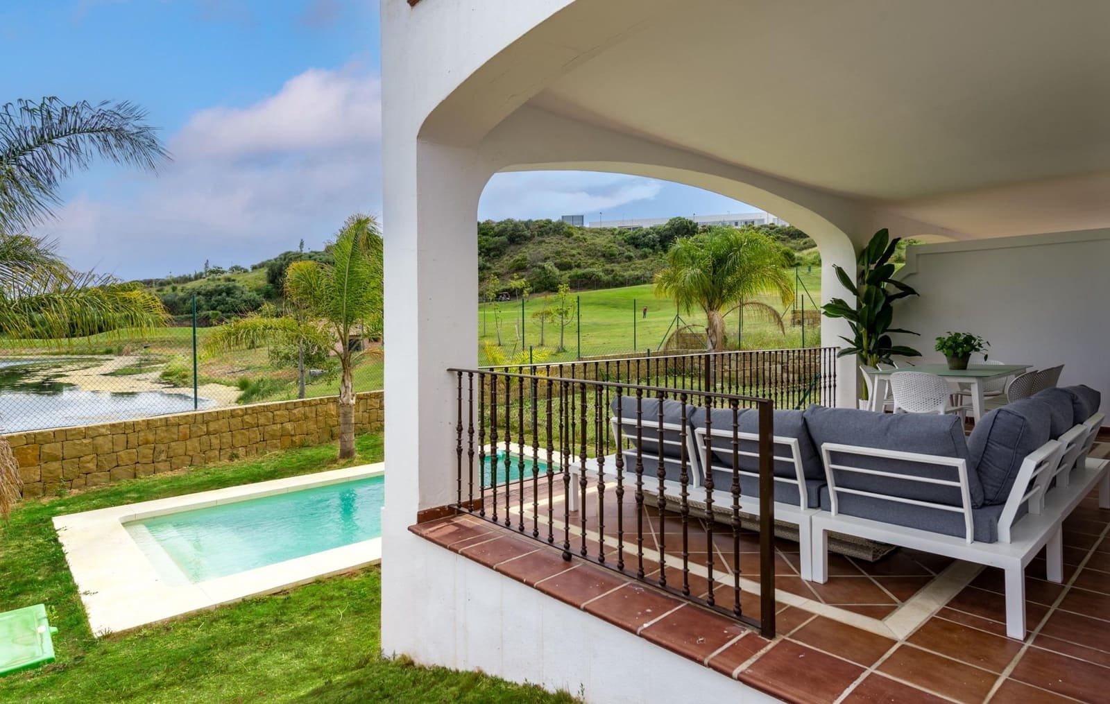 4 soveværelse Villa til salg i Estepona med swimmingpool garage - € 718.693 (Ref: 9053471)