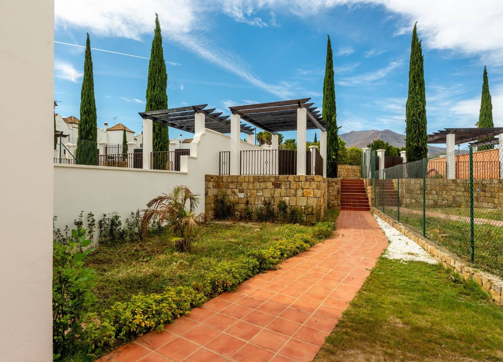 4 soveværelse Villa til salg i Estepona med swimmingpool garage - € 718.693 (Ref: 9053471)