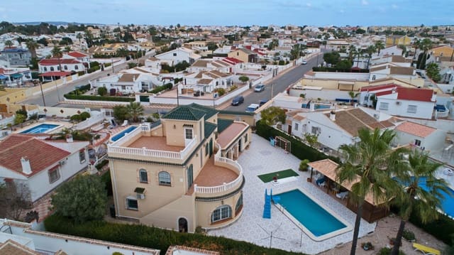 6 makuuhuone Huvila myytävänä paikassa El Chaparral, Torrevieja mukana uima-altaan 
autotalli - 750 000 € (Ref: 9198812)