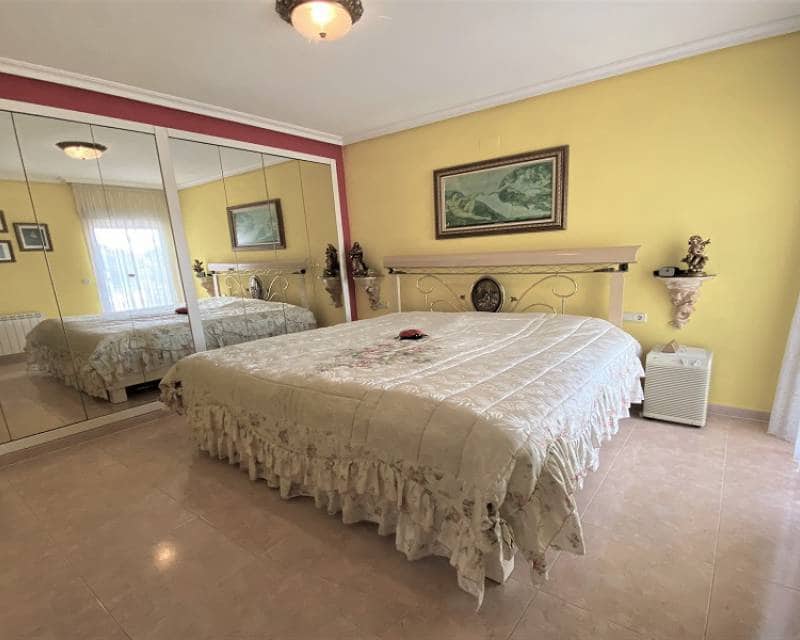 3 soveværelse Villa til salg i Torrevieja med swimmingpool - € 399.000 (Ref: 9198815)