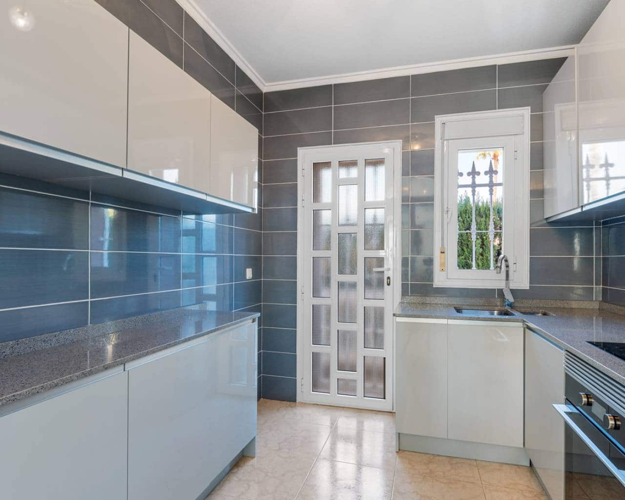 5 sypialnia Willa na sprzedaż w Dona Pepa z basenem garażem - 750 000 € (Ref: 9198915)