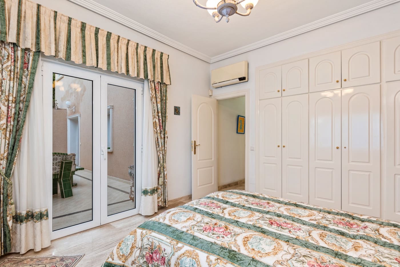 6 sypialnia Willa na sprzedaż w Dona Pepa z basenem garażem - 800 000 € (Ref: 9198918)