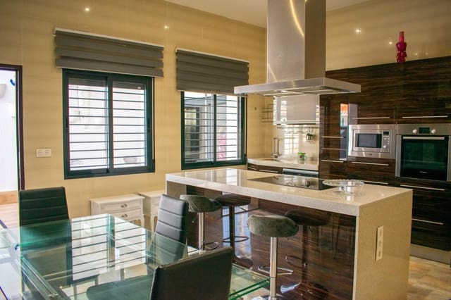 4 slaapkamer Villa te koop in Torre de la Horadada, Pilar de la Horadada met zwembad garage - € 595.000 (Ref: 9198932)