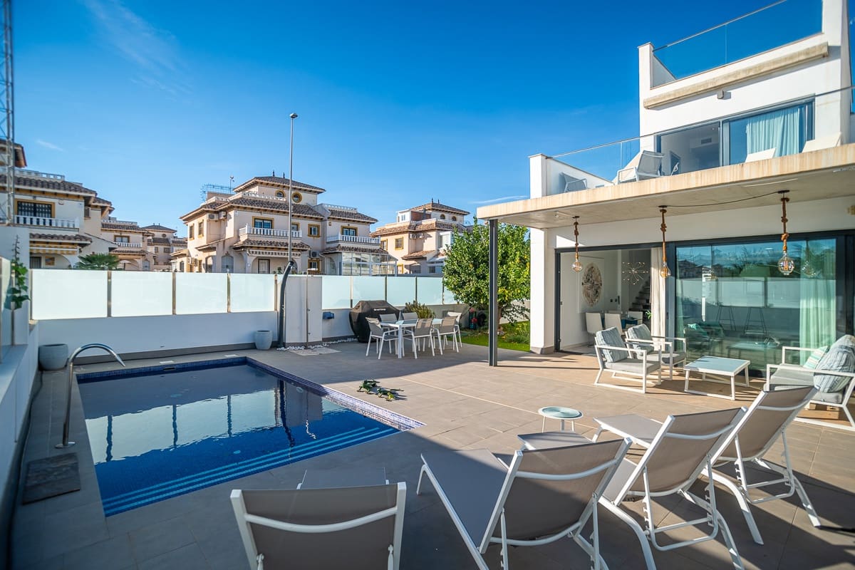 3 soveværelse Villa til salg i Orihuela Costa med swimmingpool - € 485.000 (Ref: 9198933)