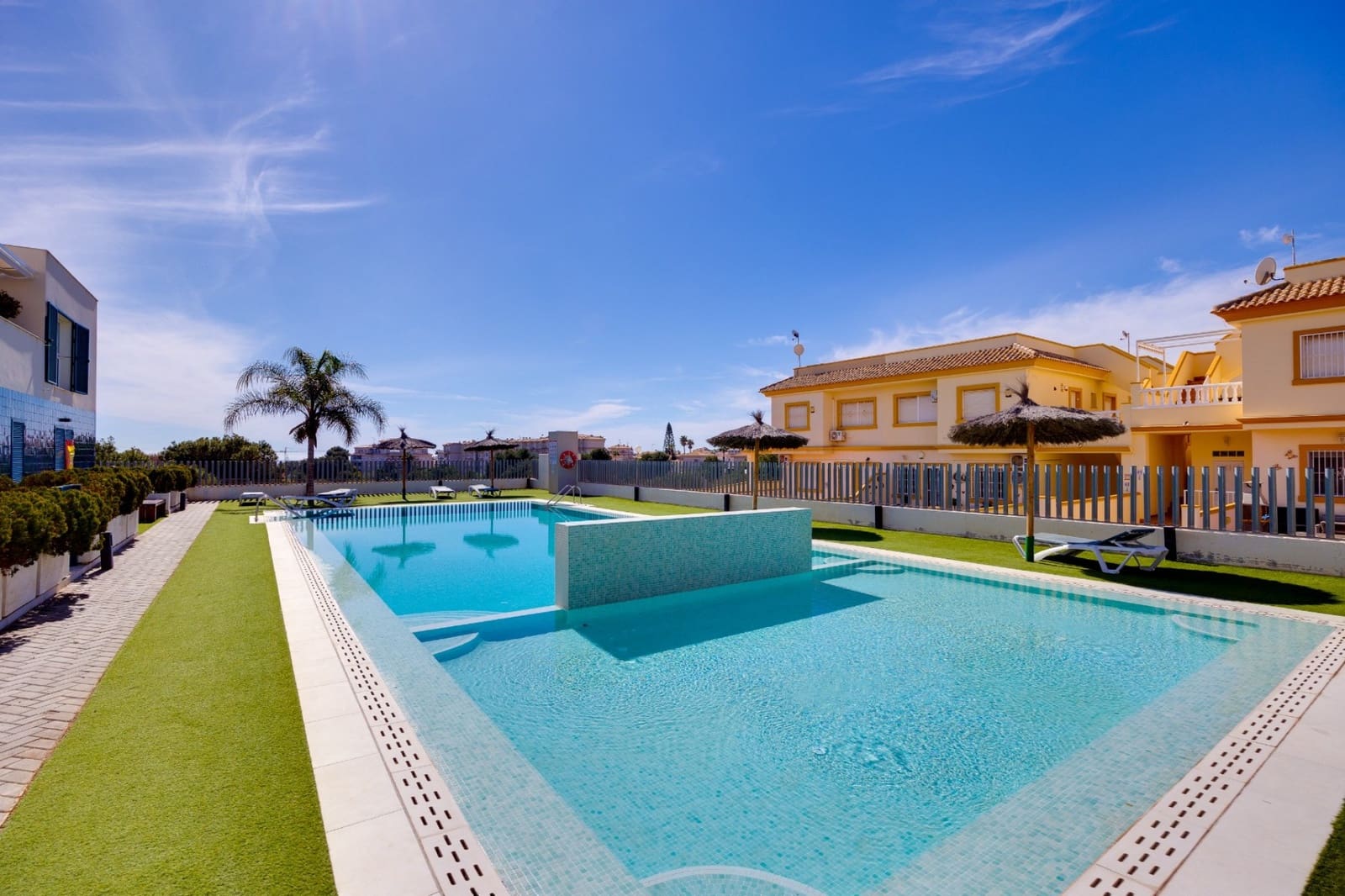 2 soveværelse Lejlighed til salg i Playa Flamenca med swimmingpool garage - € 259.000 (Ref: 9198967)