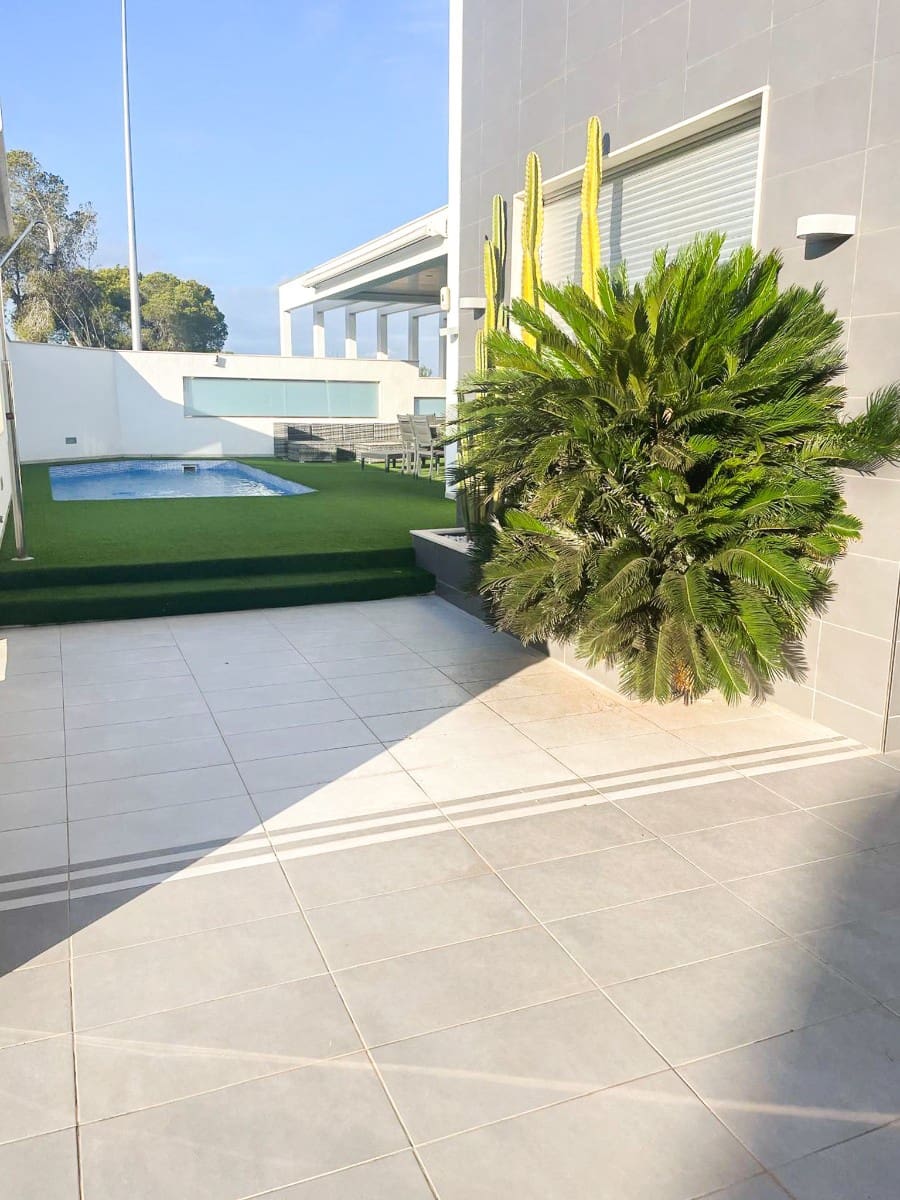 3 slaapkamer Villa te koop in Mil Palmeras met zwembad - € 565.000 (Ref: 9199003)