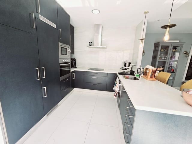 5 slaapkamer Villa te koop in Villamartin, Orihuela met zwembad garage - € 499.000 (Ref: 9199022)