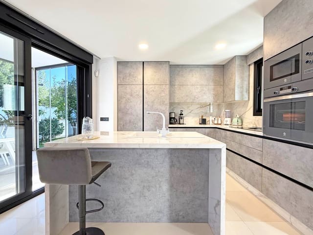 3 soveværelse Villa til salg i Villamartin, Orihuela med swimmingpool - € 495.000 (Ref: 9199042)