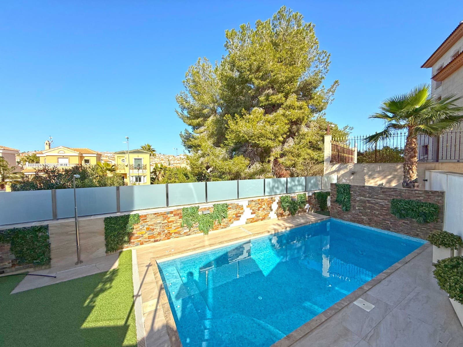 3 bedroom Villa for sale in Villamartin with pool - € 495,000 (Ref: 9199042)