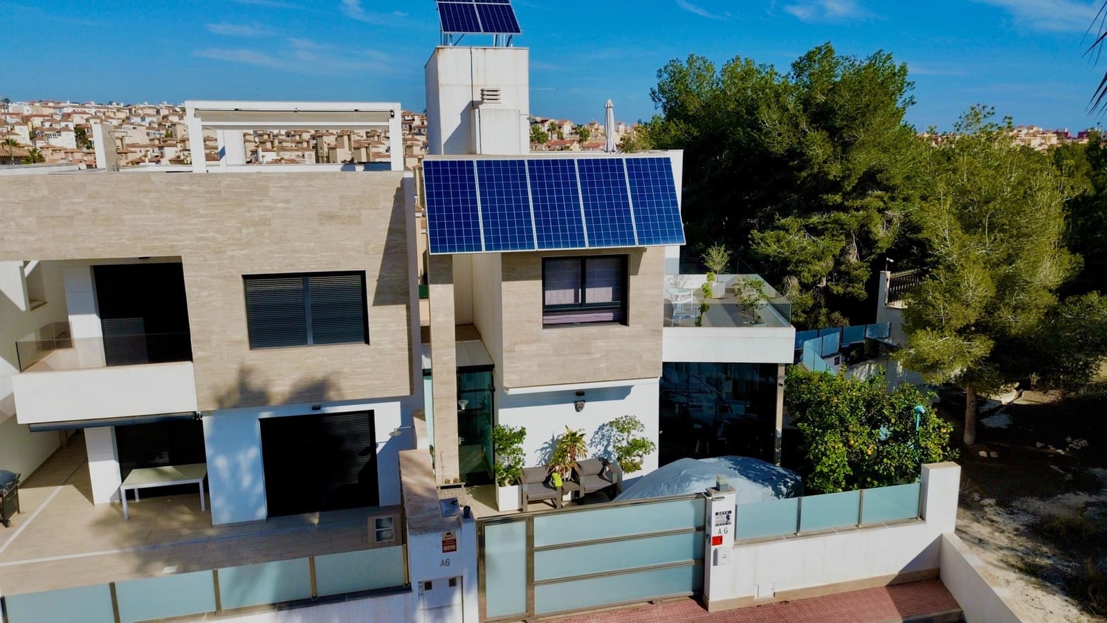 3 bedroom Villa for sale in Villamartin with pool - € 495,000 (Ref: 9199042)