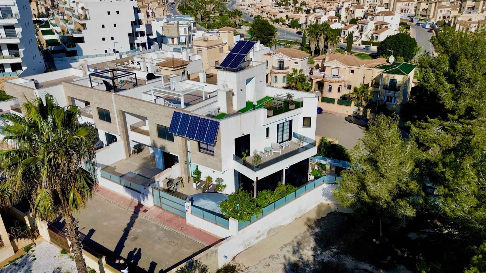 3 bedroom Villa for sale in Villamartin with pool - € 495,000 (Ref: 9199042)