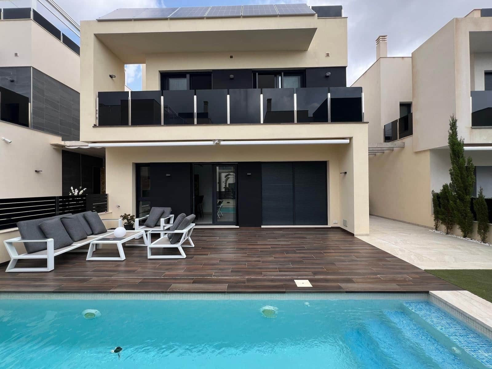 Chalet de 3 habitaciones en Orihuela Costa en venta con piscina garaje - 499.000 € (Ref: 9199045)