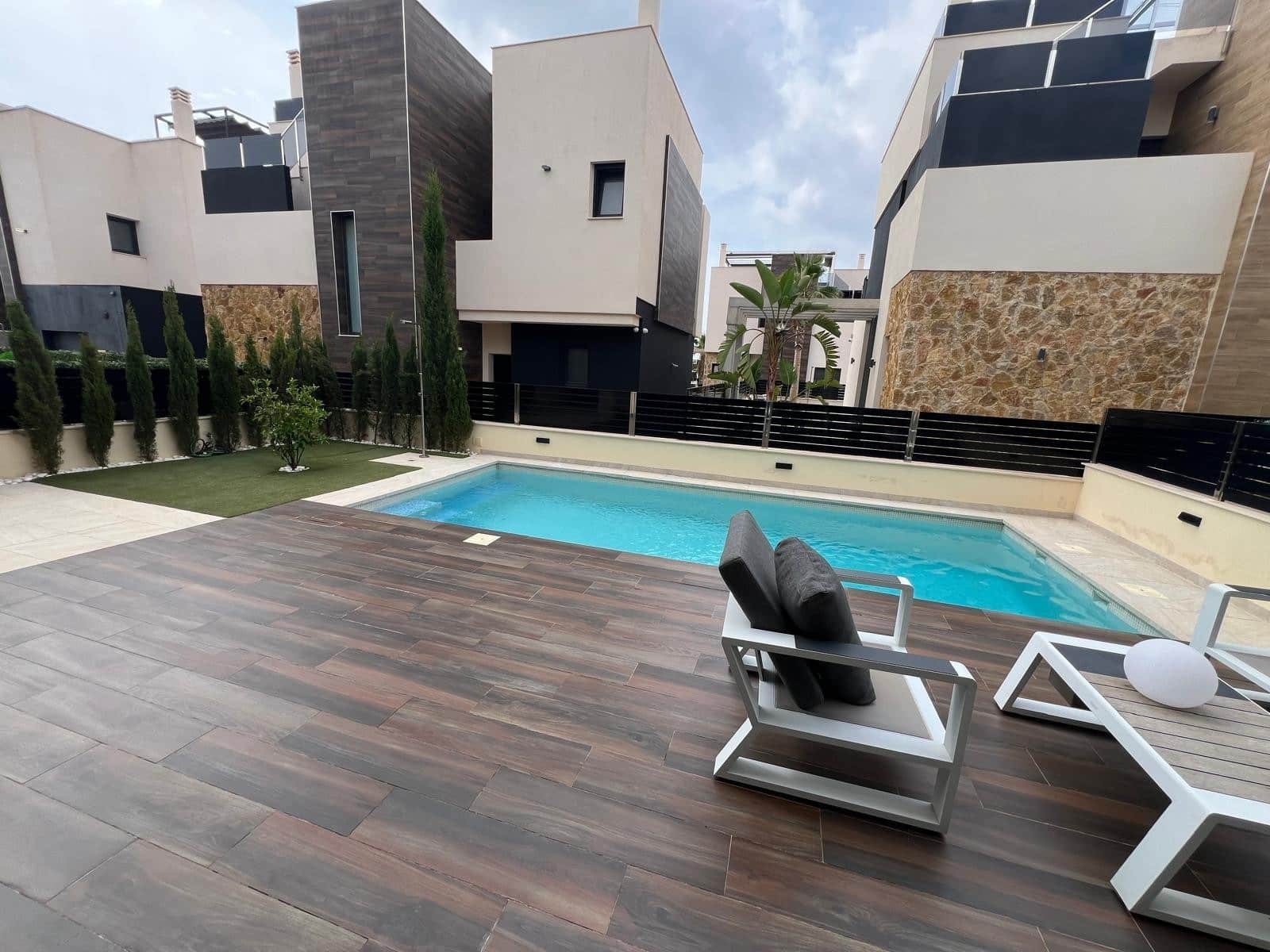 Chalet de 3 habitaciones en Orihuela Costa en venta con piscina garaje - 499.000 € (Ref: 9199045)