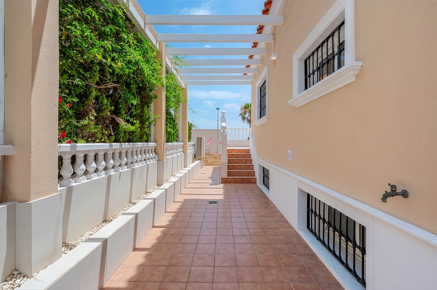 4 soveværelse Villa til salg i Torrevieja med swimmingpool garage - € 960.000 (Ref: 9199094)