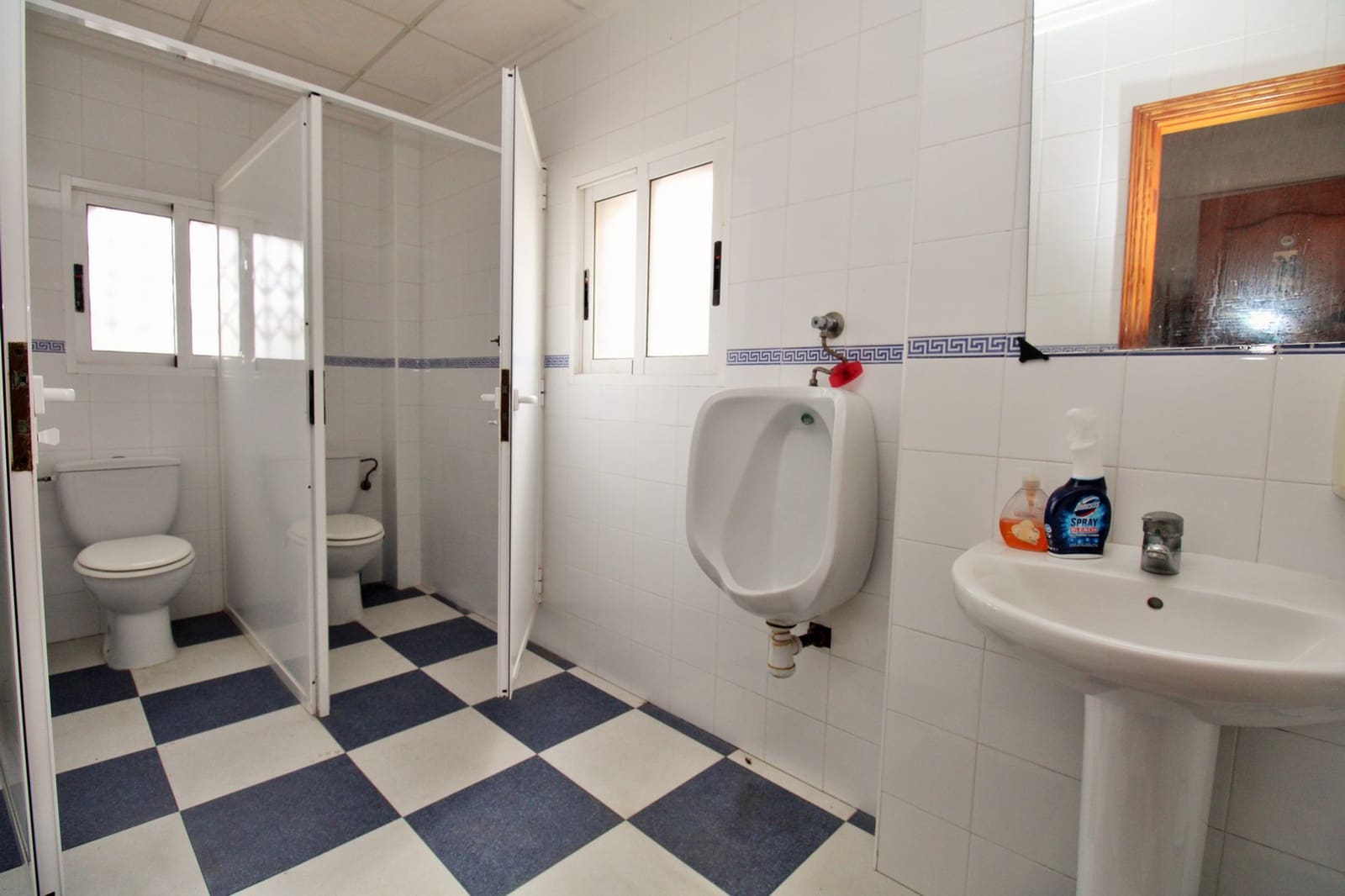 Local Comercial de 3 habitaciones en Villamartin en venta con piscina - 374.900 € (Ref: 9199112)