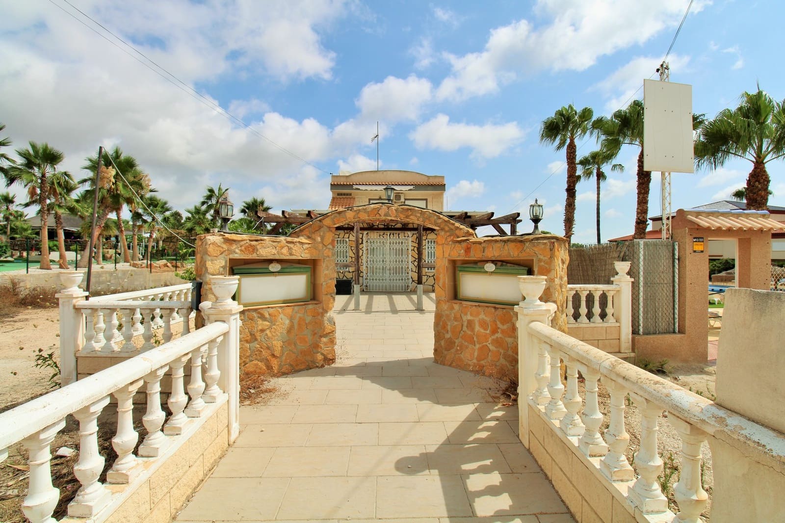 Local Comercial de 3 habitaciones en Villamartin en venta con piscina - 374.900 € (Ref: 9199112)