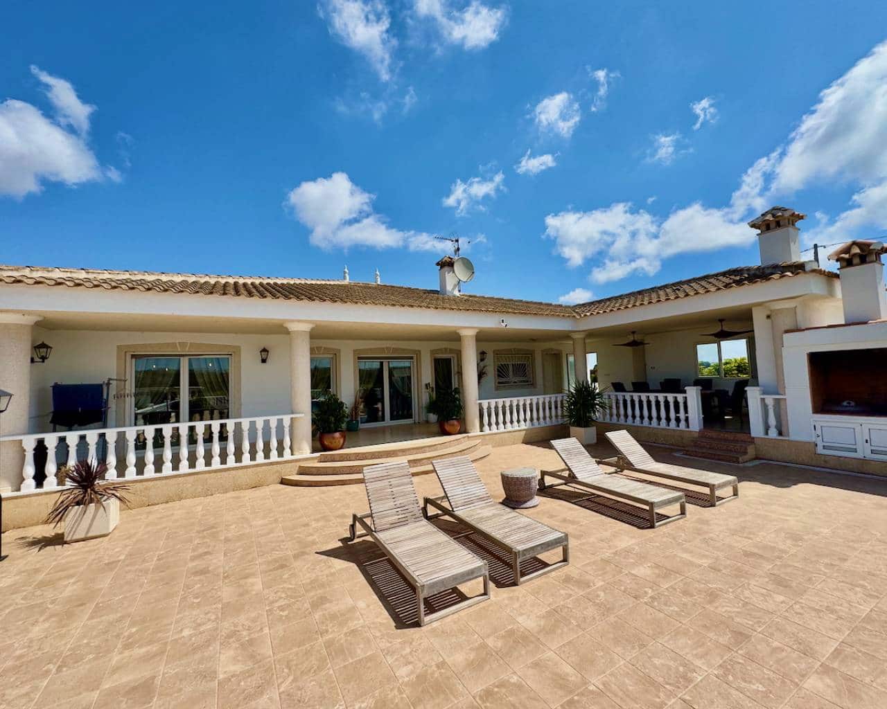 6 bedroom Villa for sale in Rojales with pool garage - € 999,000 (Ref: 9199118)