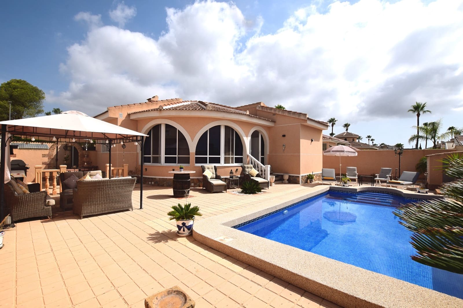 2 soveværelse Villa til salg i Dona Pepa med swimmingpool - € 395.000 (Ref: 9199142)