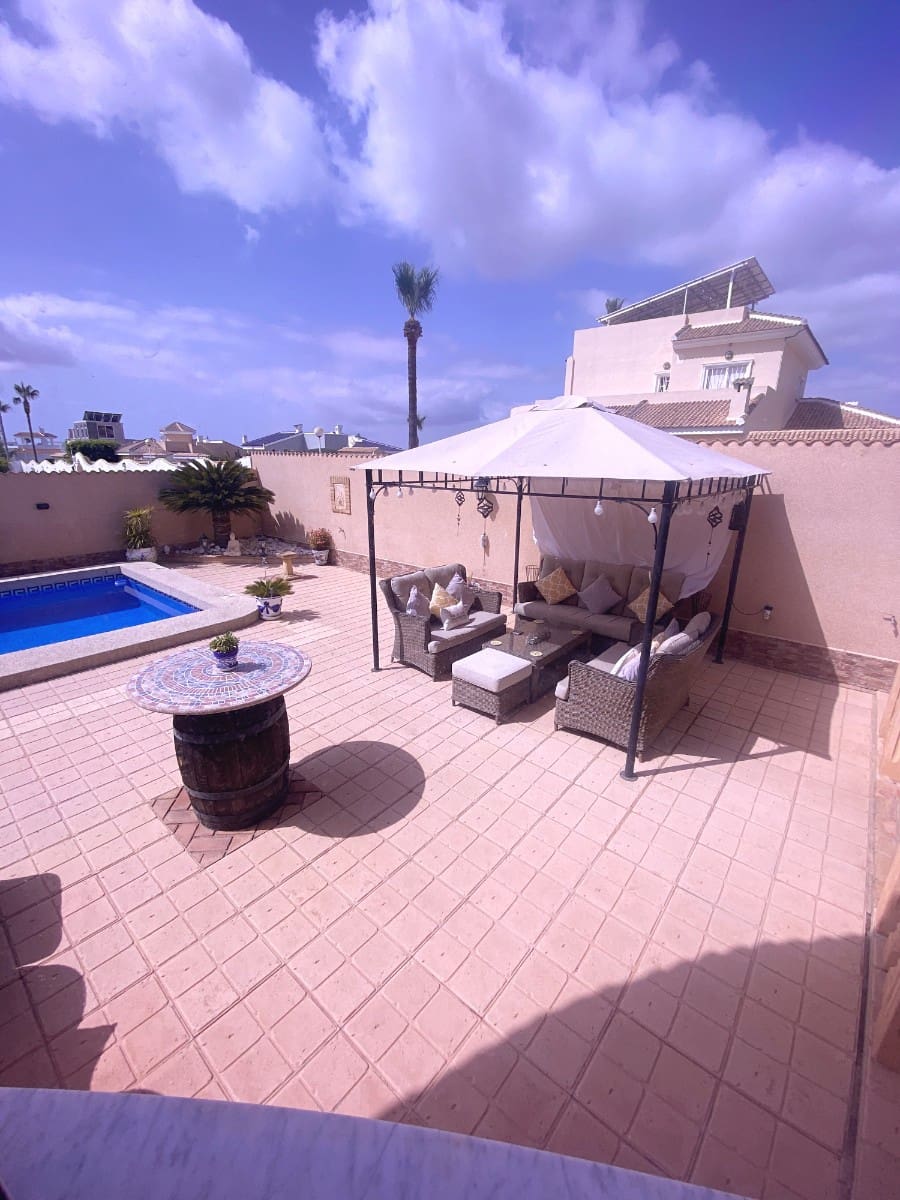 2 soveværelse Villa til salg i Dona Pepa med swimmingpool - € 395.000 (Ref: 9199142)