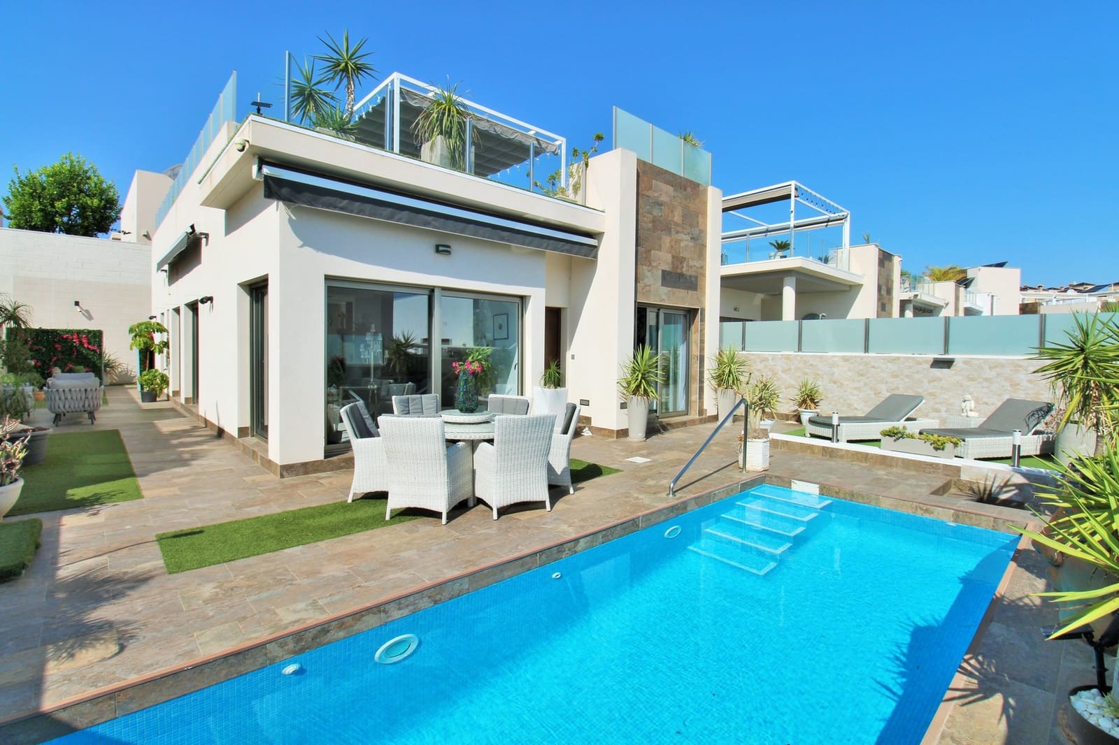4 bedroom Villa for sale in Villamartin with pool - € 477,000 (Ref: 9199170)