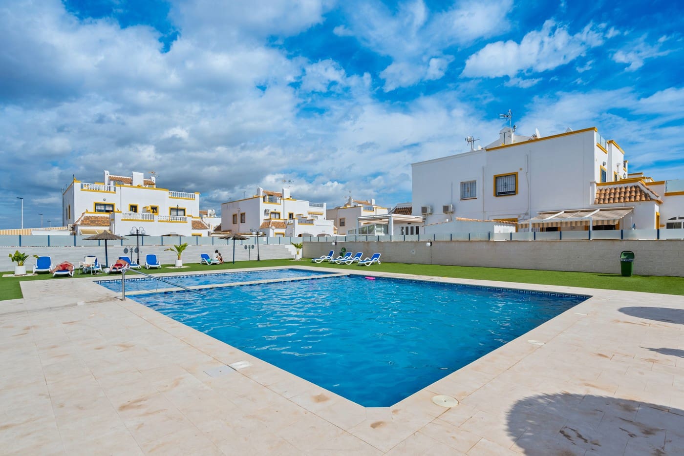 3 soveværelse Rækkehus til salg i Torrevieja med swimmingpool - € 195.000 (Ref: 9265114)